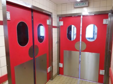 portes de service va-et-vient rouges