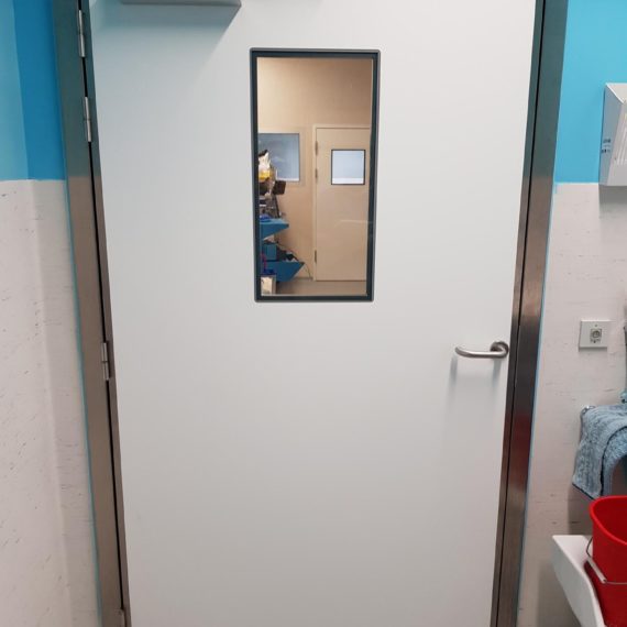 airtight and acoustic door in an operating theater