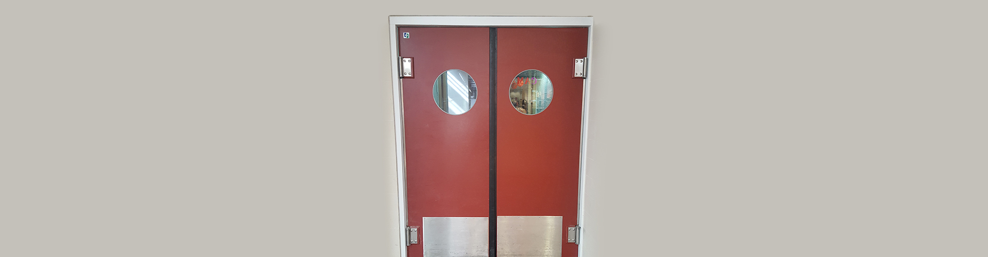 SPENLE red two-way polyethylene door