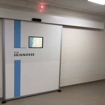 La porte étanche à l’air SP450 garantit une étanchéité à l’air renforcée dans les blocs opératoires et autres locaux hypersensibles.