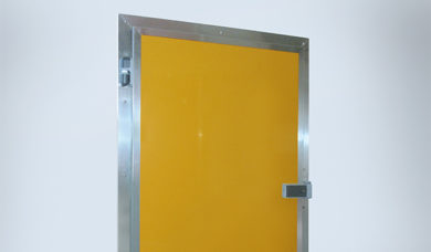 yellow pivoting insulated door for the food industry